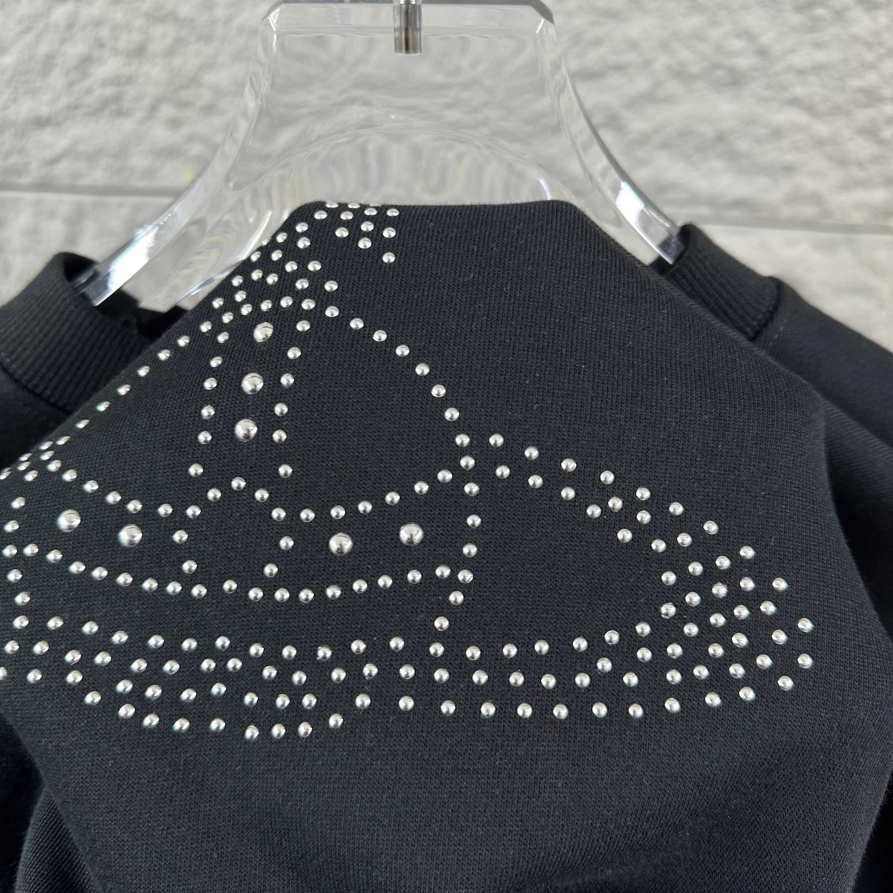 Vivienne 'Westwood' 2026 Early Autumn and Winter New Arrival Classic Letter Totem Three-dimensional Ironing Beading Technology Customized Terry Fabric Long-Sleeved Round Neck Sweatshirt Men and Women Same Style Color: Black White Size: S (90-130 pounds) M (120-150 pounds) L (140-165 pounds) XL (160-180 pounds) XXL (180 pounds)